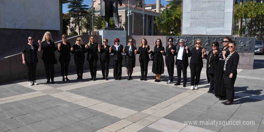 Eskişehirli kadın muhtarlar bir araya gelerek 'Kadına ve çocuğa şiddete hayır' dedi