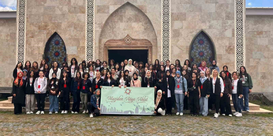 Eskişehirli öğrencilerin katıldığı ’Maziden Âtiye Ahlat’ programı başladı