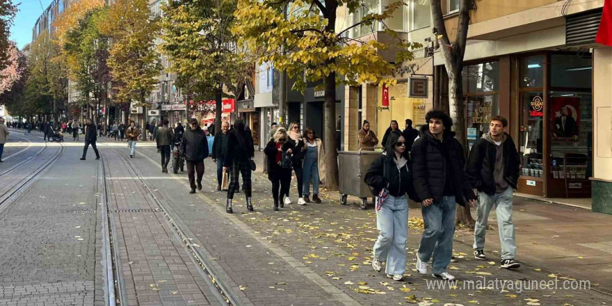 Eskişehirliler bugün sıcak havanın keyfini çıkarttı