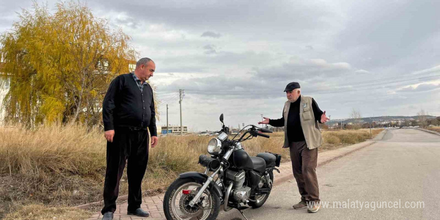 Esnaf kaza sonrası terk edilen motosiklete 2 aydır gözü gibi bakıyor