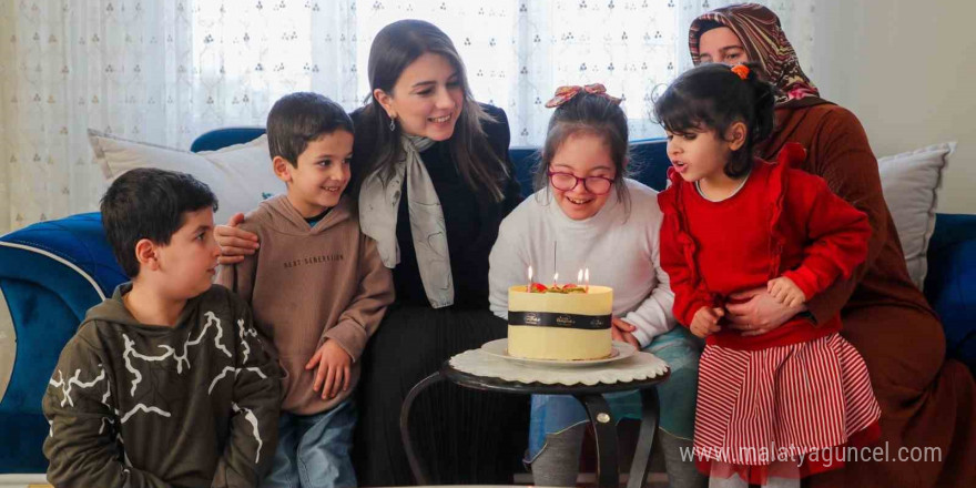 Esra Masatlı, down sendromlu Fatma’nın doğum günü mutluluğuna ortak oldu