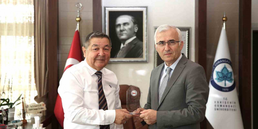 ESVAK’tan ESOGÜ Rektörü Prof. Dr. Kamil Çolak’a plaket takdimi