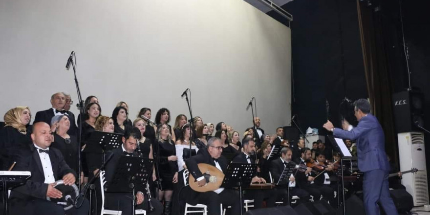 Ev hanımı, esnaf ve kamu çalışanlarından oluşan halk korusu konser verdi