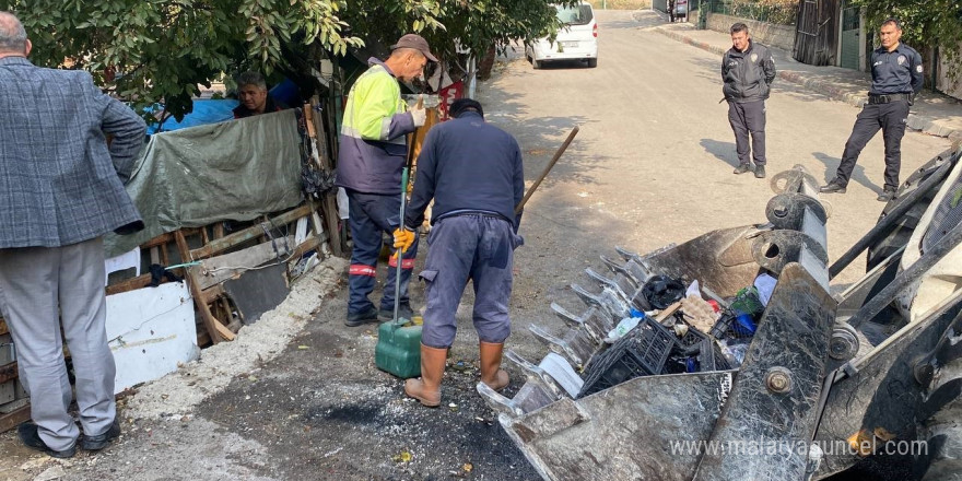 Evi çöpten temizlenen ev sahibinin 