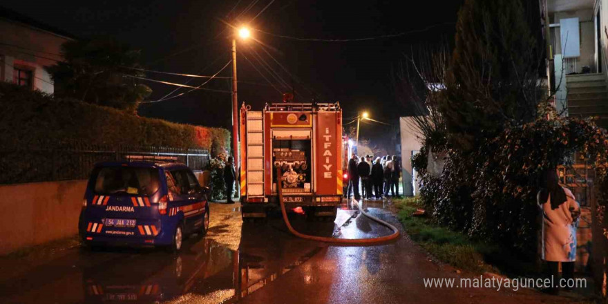 Evin garajındaki iki araç alevlere teslim oldu, bir kişi dumandan etkilendi