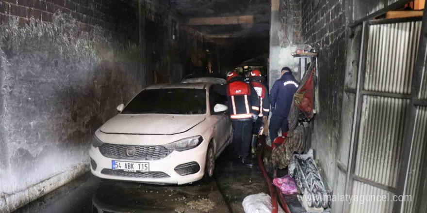 Evin garajındaki iki araç alevlere teslim oldu, bir kişi dumandan etkilendi