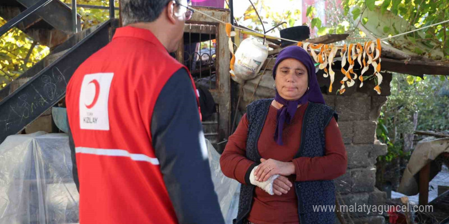 Evinde çıkan yangını söndürmeye çalışırken düşen kadının kolu kırıldı