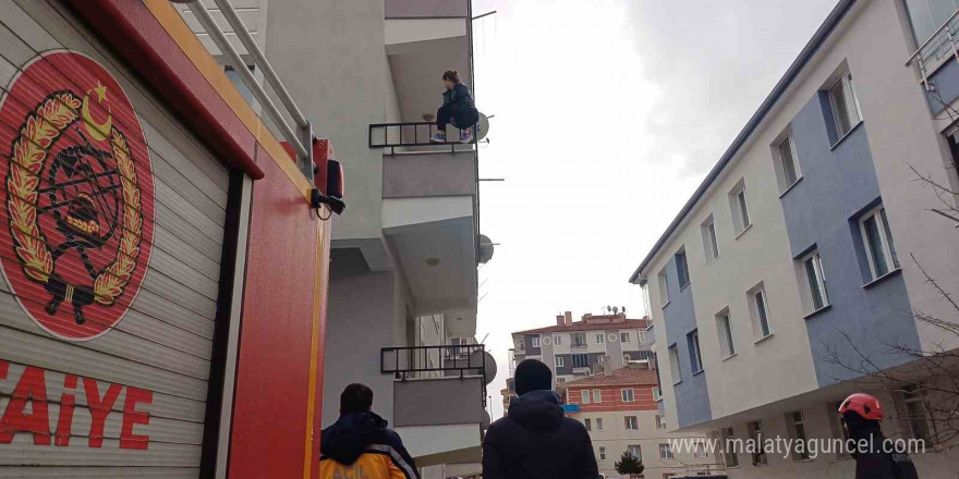 Evinin balkonunda intihara kalkışan kadını polis ekipleri ikna etti