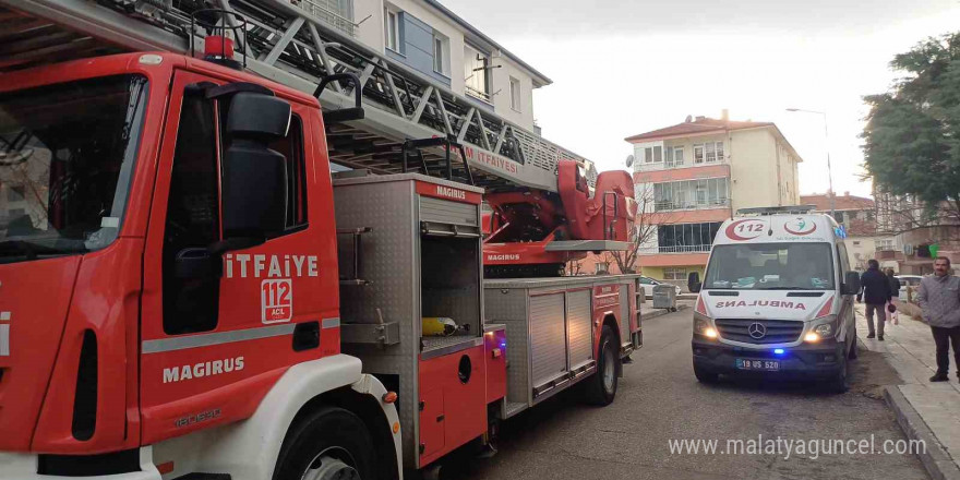 Evinin balkonunda intihara kalkışan kadını polis ekipleri ikna etti