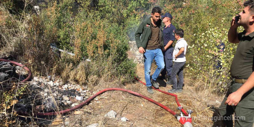 Evinin önünde yaktığı ateş yangına neden oldu