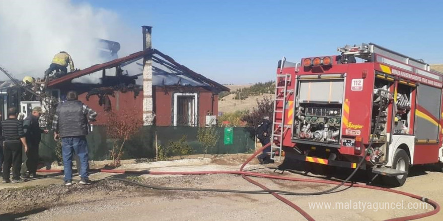 Evinin yanışını gözyaşları içinde izleyen kadın fenalık geçirdi