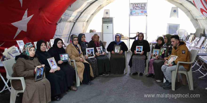 Evlat nöbetindeki anne, Regaip Kandil’inde oğlunun teslim olduğu haberini aldı