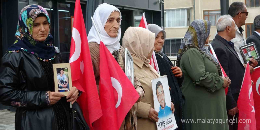 Evlat nöbetindeki Vanlı aileler: “DEM Parti bizim evlatlarımız için de yürüyüş yapsın”