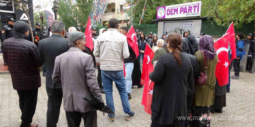 Evlat nöbetindeki Vanlı aileler: “DEM Parti bizim evlatlarımız için de yürüyüş yapsın”