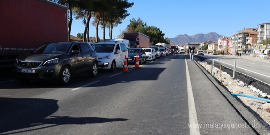 Eylem yapan mahalle sakinleri uluslararası karayolunu trafiğe kapattı