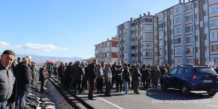 Eylem yapan mahalle sakinleri uluslararası karayolunu trafiğe kapattı