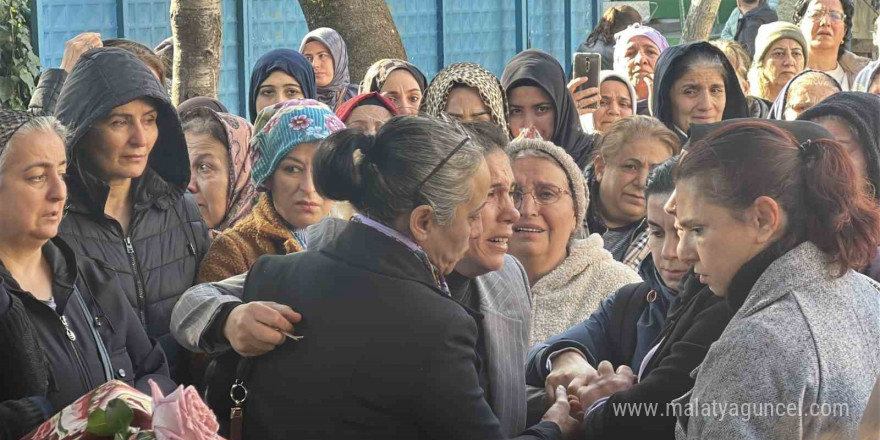 Eyüpsultan’da eşi tarafından silahla vurularak öldürülen kadın son yolculuğuna uğurlandı