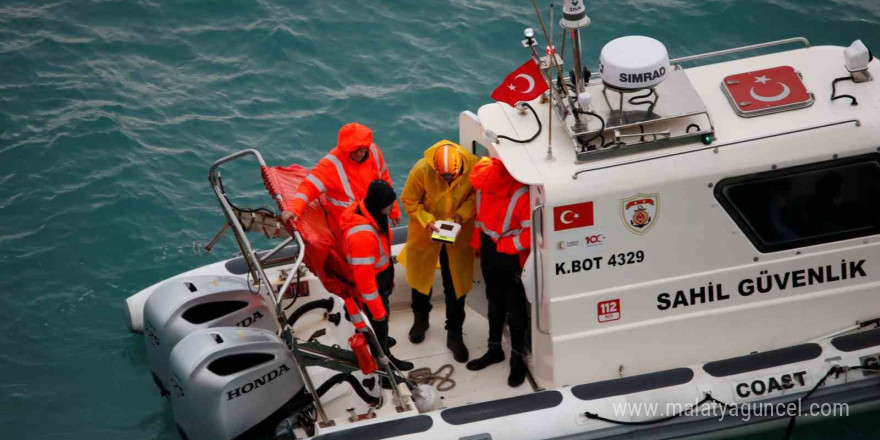 Falezden düşen otomobili bulmak için her yol deneniyor