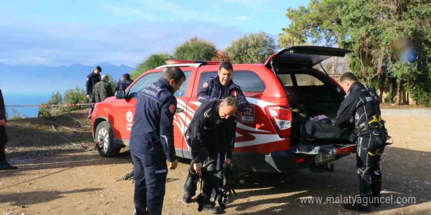 Falezlerden denize uçan araca ulaşıldı, kayıp sürücü aranıyor