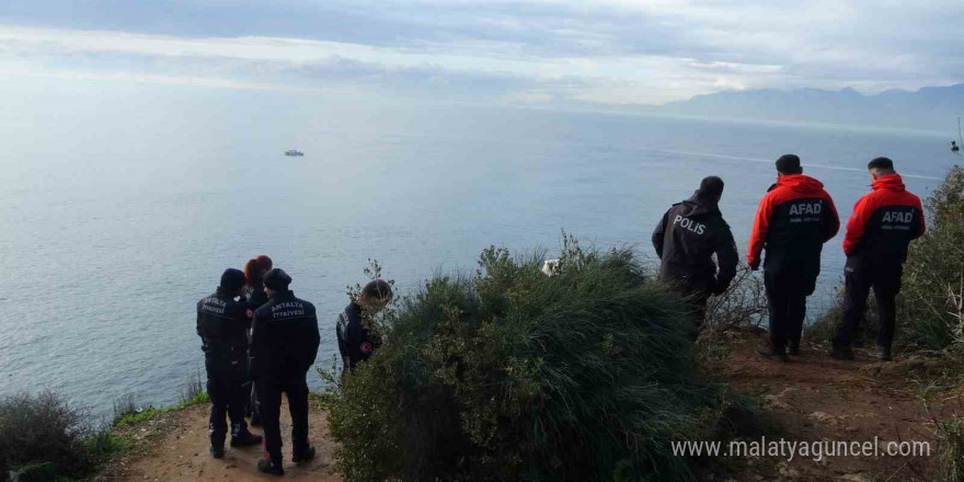 Falezlerden denize uçan araca ulaşıldı, kayıp sürücü aranıyor