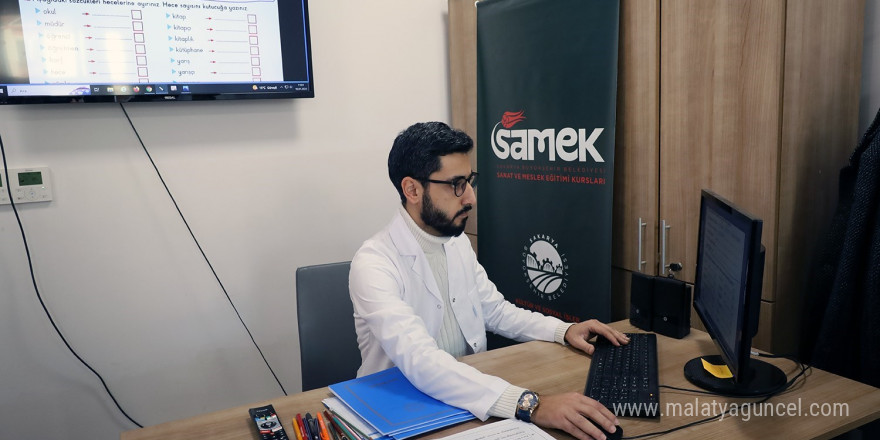 Farklı renk ve kültürlerden insanlar Türkçe’yi, SAMEK’le öğreniyor