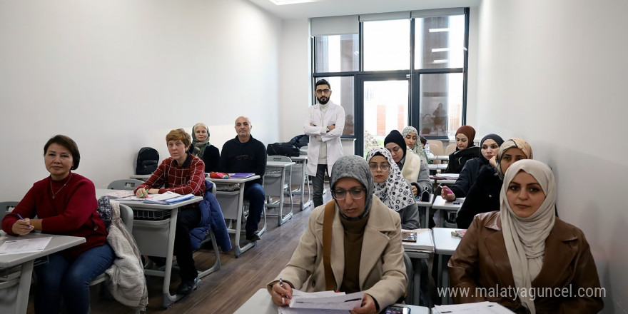 Farklı renk ve kültürlerden insanlar Türkçe’yi, SAMEK’le öğreniyor