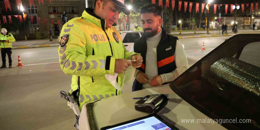 Farlarını açmayı unuttu, yeni yılın ilk cezasını yedi