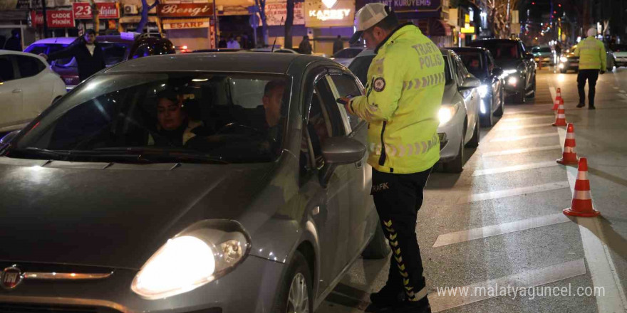 Farlarını açmayı unuttu, yeni yılın ilk cezasını yedi