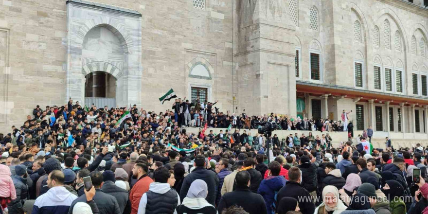 Fatih Camii’nde toplanan Suriyeliler, Esad rejiminin devrilmesini kutluyor