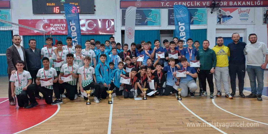 Fatih Ortaokulu voleybolda şampiyon oldu