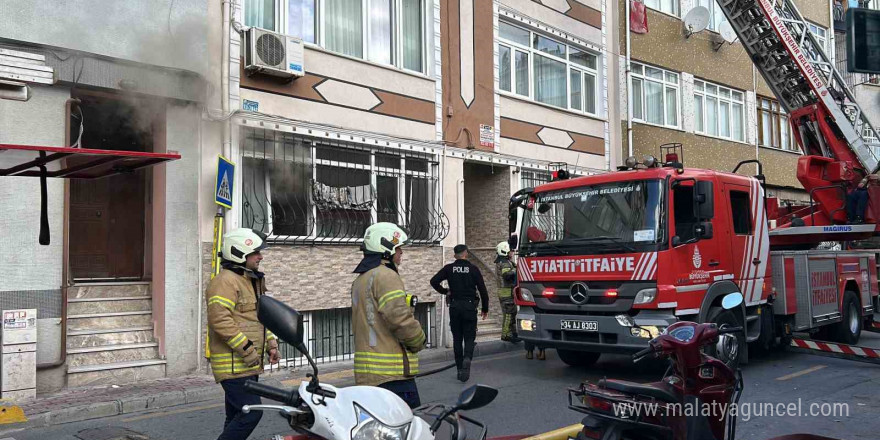 Fatih’te bir apartmanda yangın çıktı: 5 kişi mahsur kaldı