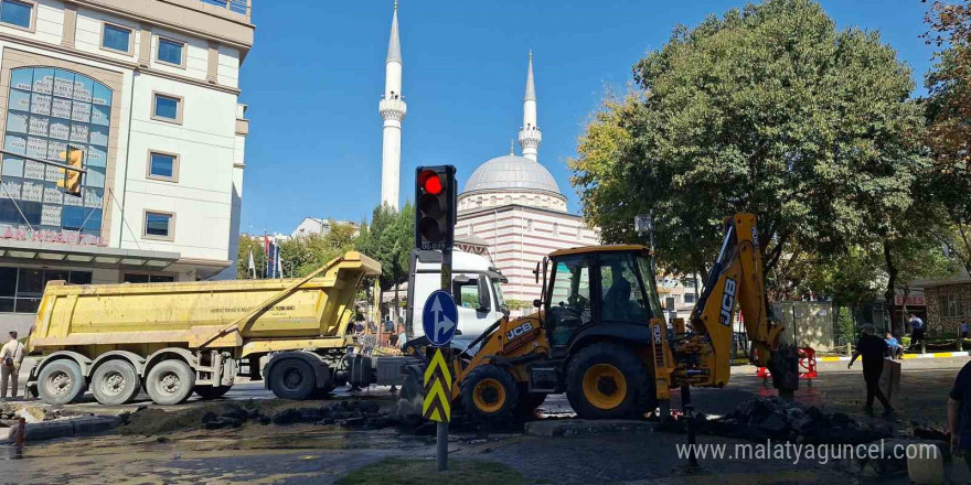 Fatih’te İSKİ’ye ait su borusu patladı: Su metrelerce havaya fışkırdı