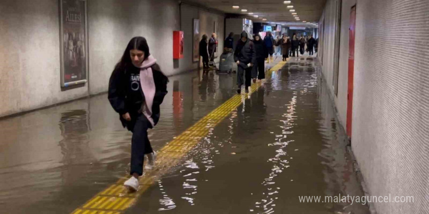 Fatih’te Metro’nun yaya alt geçidini su bastı: Vatandaş su içinde yürümek zorunda kaldı