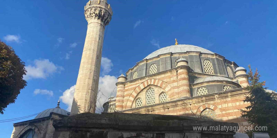 Fatih’teki 439 yıllık Mehmed Ağa Camii’ne plastik pencere takıldı, tarihi külliyenin hamamı harabeye döndü