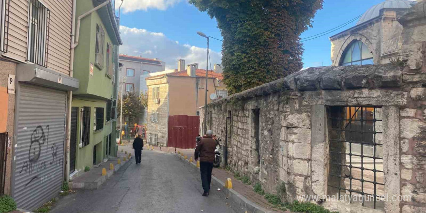 Fatih’teki 439 yıllık Mehmed Ağa Camii’ne plastik pencere takıldı, tarihi külliyenin hamamı harabeye döndü