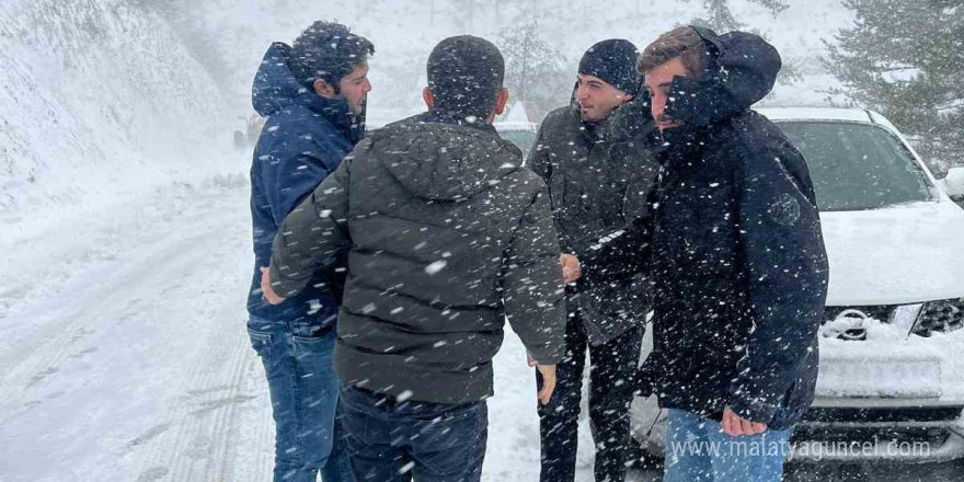 Feke Belediyesi karda mahsur kalan aileleri kurtarma çalışması başlattı