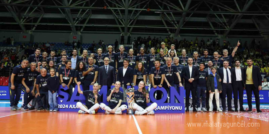 Fenerbahçe Kadın Voleybol Takımı, şampiyonluk kupasını kaldırdı