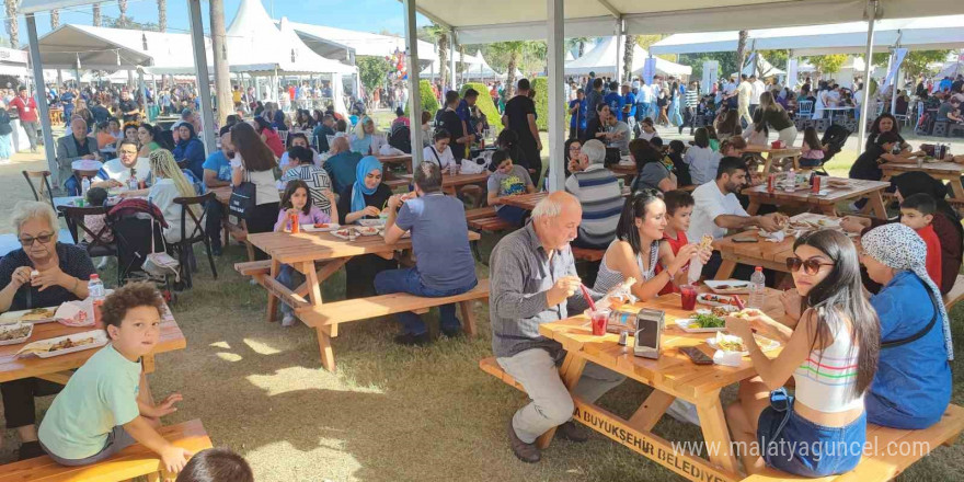 Festivalin en minik ziyaretçisi Adana kebabı ile avutuldu