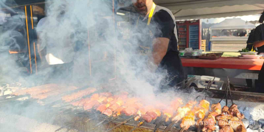 Festivalin en minik ziyaretçisi Adana kebabı ile avutuldu