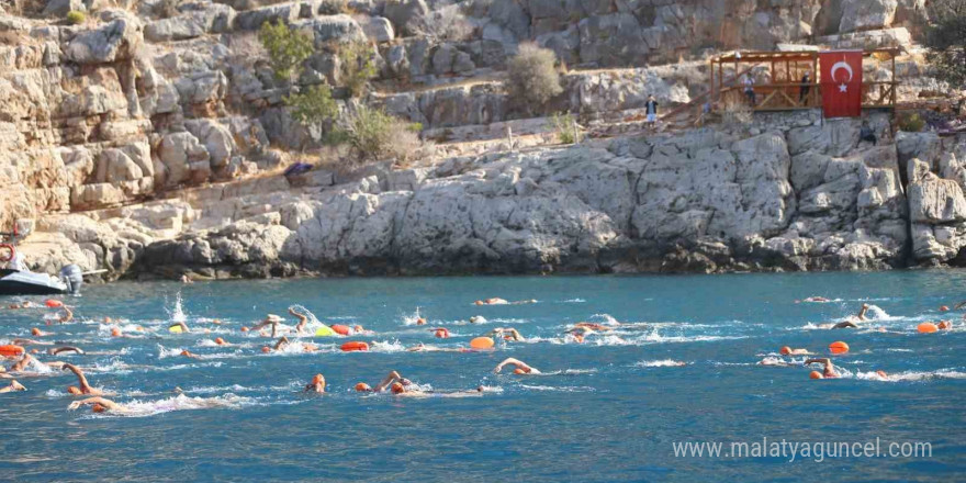 Fethiye’de Açık Su Yüzme Yarışı büyük ilgi gördü