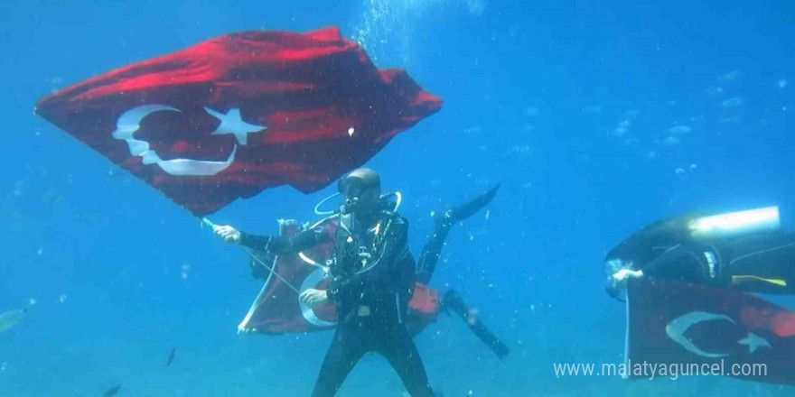 Fethiye’de Atatürk’ü deniz dibinde andılar