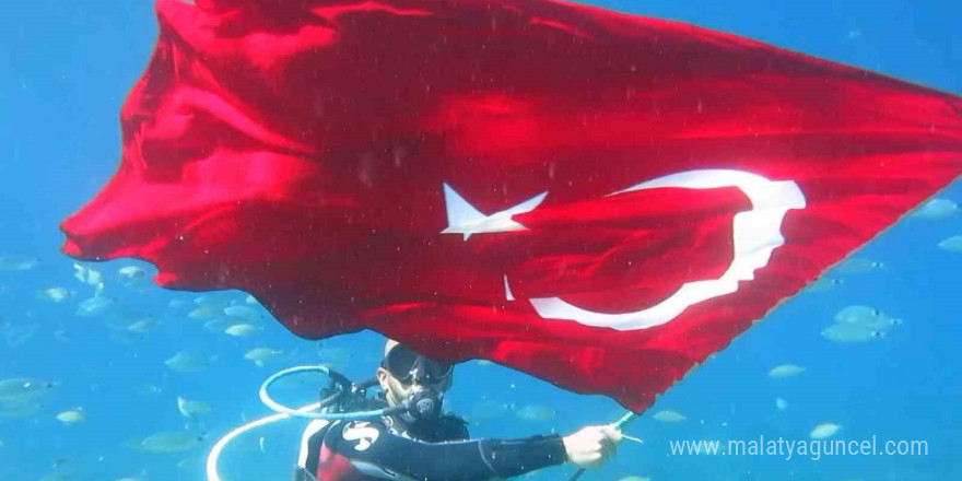 Fethiye’de Atatürk’ü deniz dibinde andılar