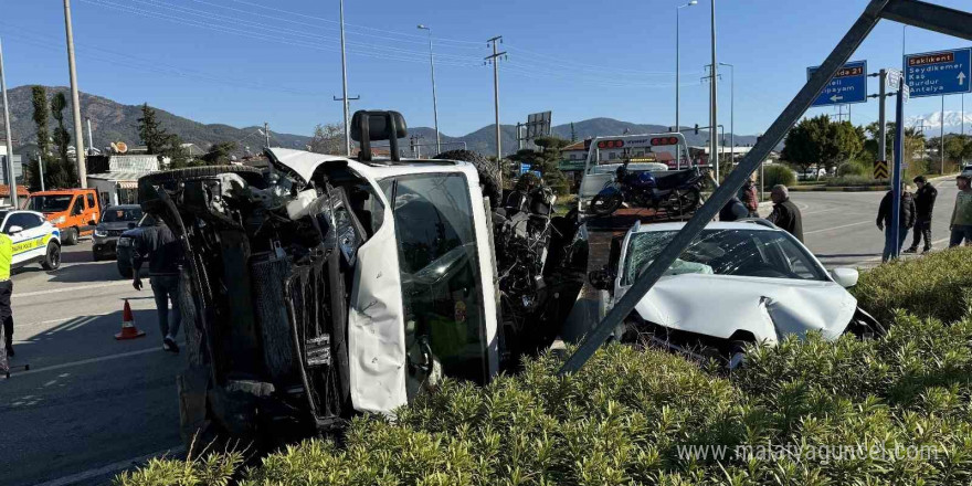 Fethiye’de çekiciye çarpan otomobildeki üç kişi yaralandı