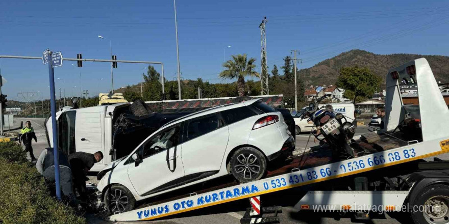 Fethiye’de çekiciye çarpan otomobildeki üç kişi yaralandı