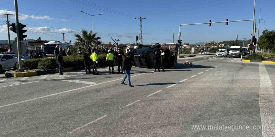 Fethiye’de çekiciye çarpan otomobildeki üç kişi yaralandı