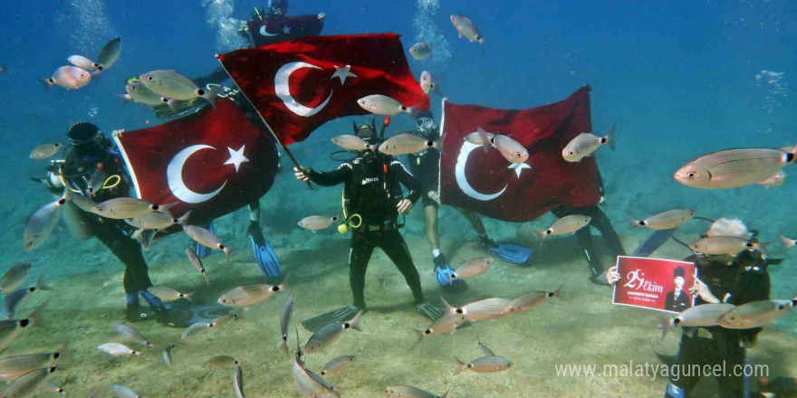 Fethiye’de Cumhuriyet Bayramı’nı deniz dibinde kutladılar