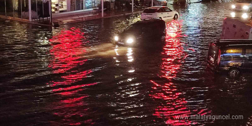 Fethiye’de sağanak yağış yolları göle çevirdi