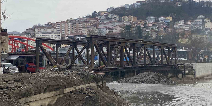 Fevkani Köprüsü’nün yıkımı son parçanın sökülmesiyle tamamlanacak