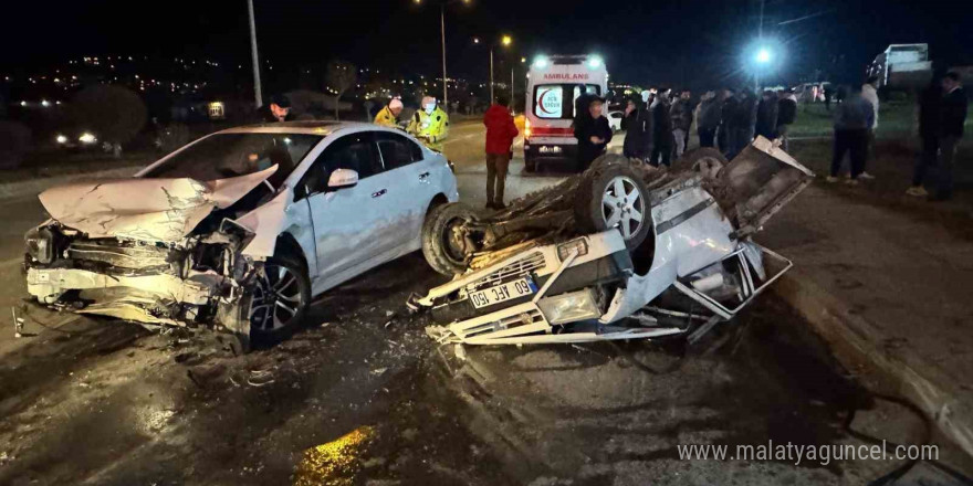 Fiat Tofaş kazada demir yığınına döndü, 3 kişi yaralandı