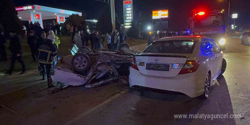 Fiat Tofaş kazada demir yığınına döndü, 3 kişi yaralandı